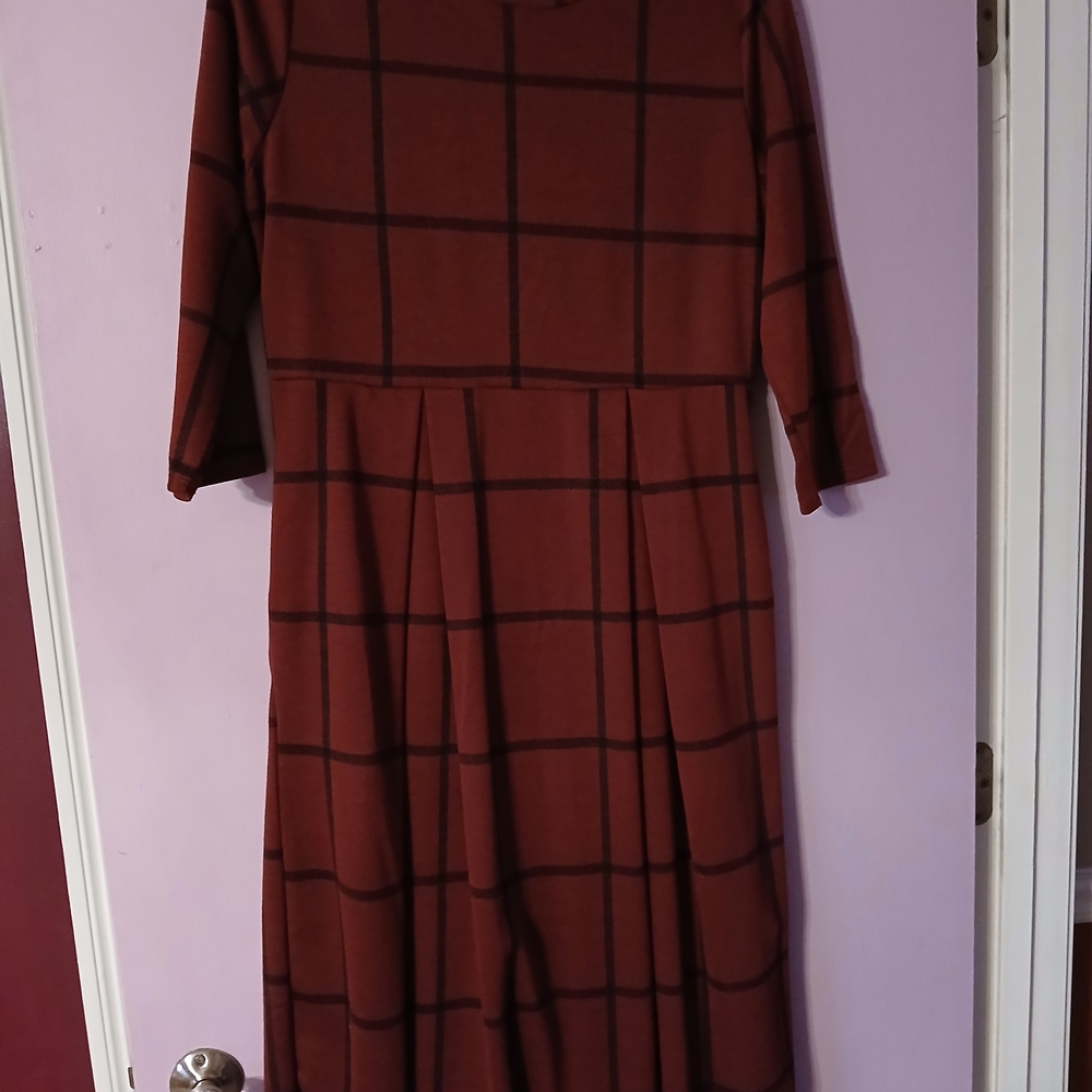 Elegant Plaid Dress in Burgundy